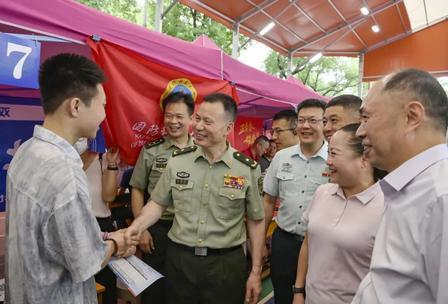 国防科大这次换帅实在有点意思，新校长雷勇军上任第一件事不是开会，而是直接跑到长沙
