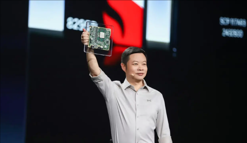 何小鹏把图灵芯片当成最骄傲的事一点不奇怪。2020年小鹏就下场研发，到2024