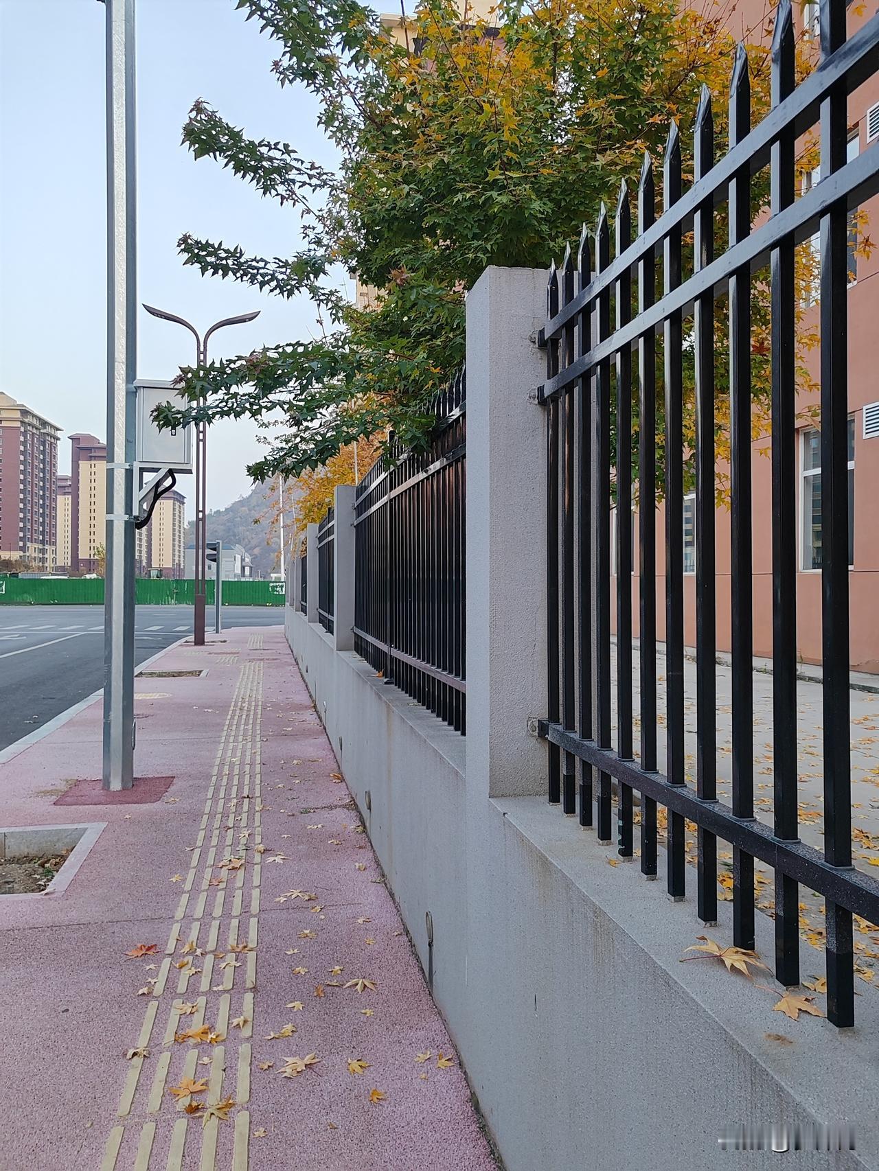 邻居是老师，刚退休没多久，退休工资居然达到一万多！三楼的邻居退休了，我知道她