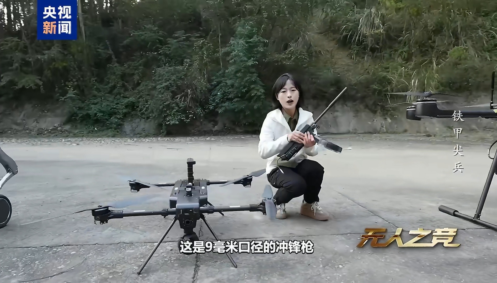 最有意思的还是这个，大容量9毫米冲锋枪弹匣（鼓），看上去能和9毫米新冲兼容。