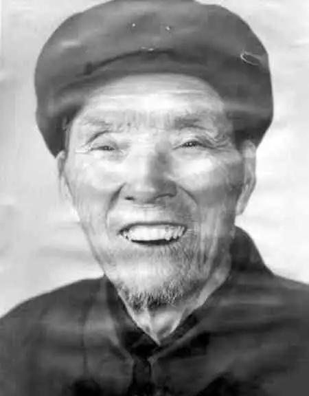 1979年，兰州军区门口，一个81岁老农走到哨兵门前，说：“我叫卢子美，是你们肖