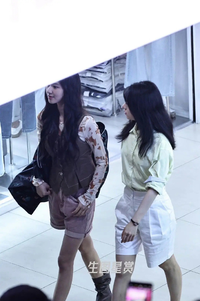 女二似乎有掀桌的倾向。