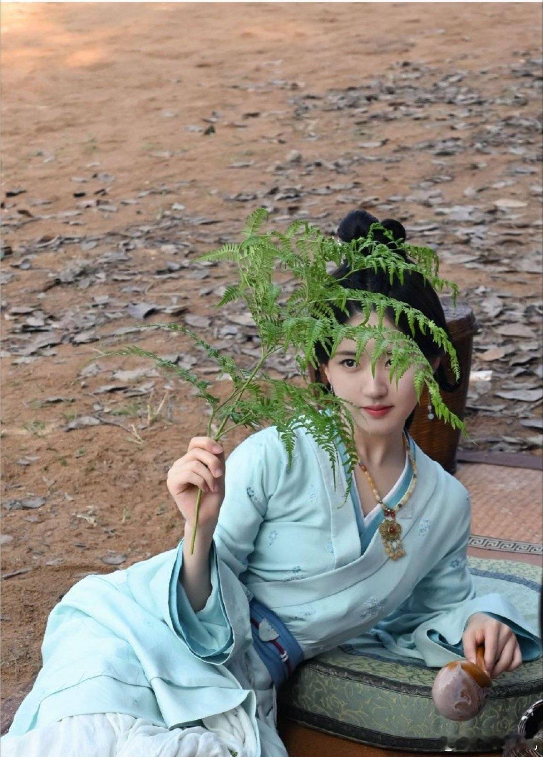 赵露思的《恋人》定了3月播，片方想照着《许我耀眼》的热度再来一次，可这事儿能不能