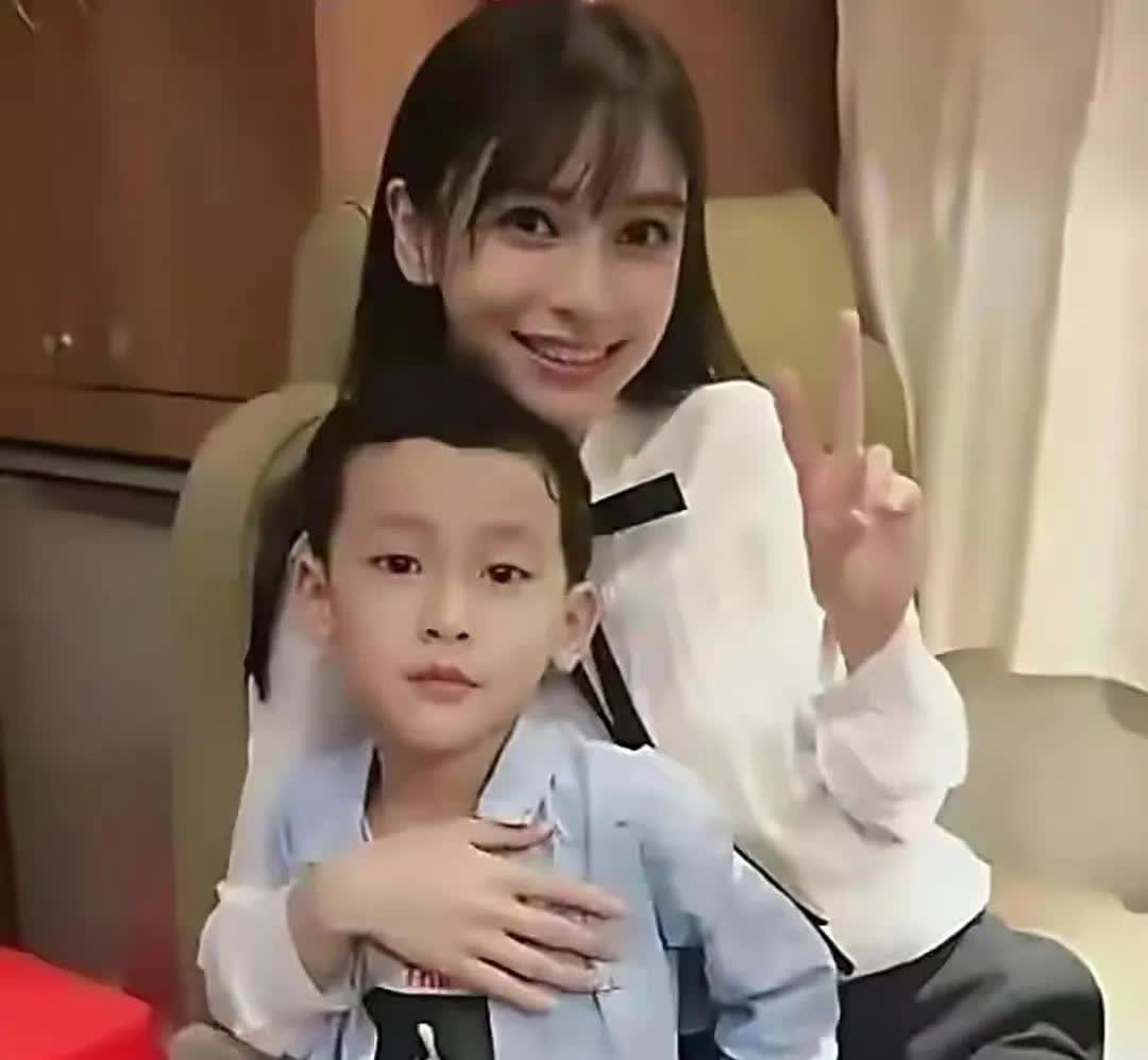 杨颖晒出小海绵的正脸照，那颜值一下子就惊艳到了网友，这孩子可真是专挑爸妈的优点长