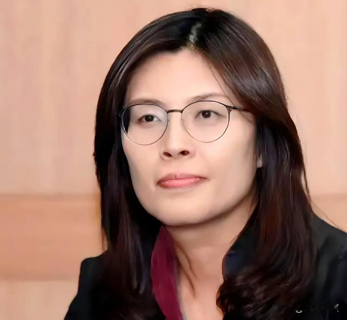 侯友宜这会儿估计在被窝里把大腿都要拍肿了，千算万算，没算到郑丽文会来这一手“绝户