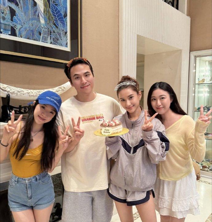最近何超莲和弟弟何猷启还有何超云一起庆祝生日，何超莲这回穿了一身运动装，看上去特