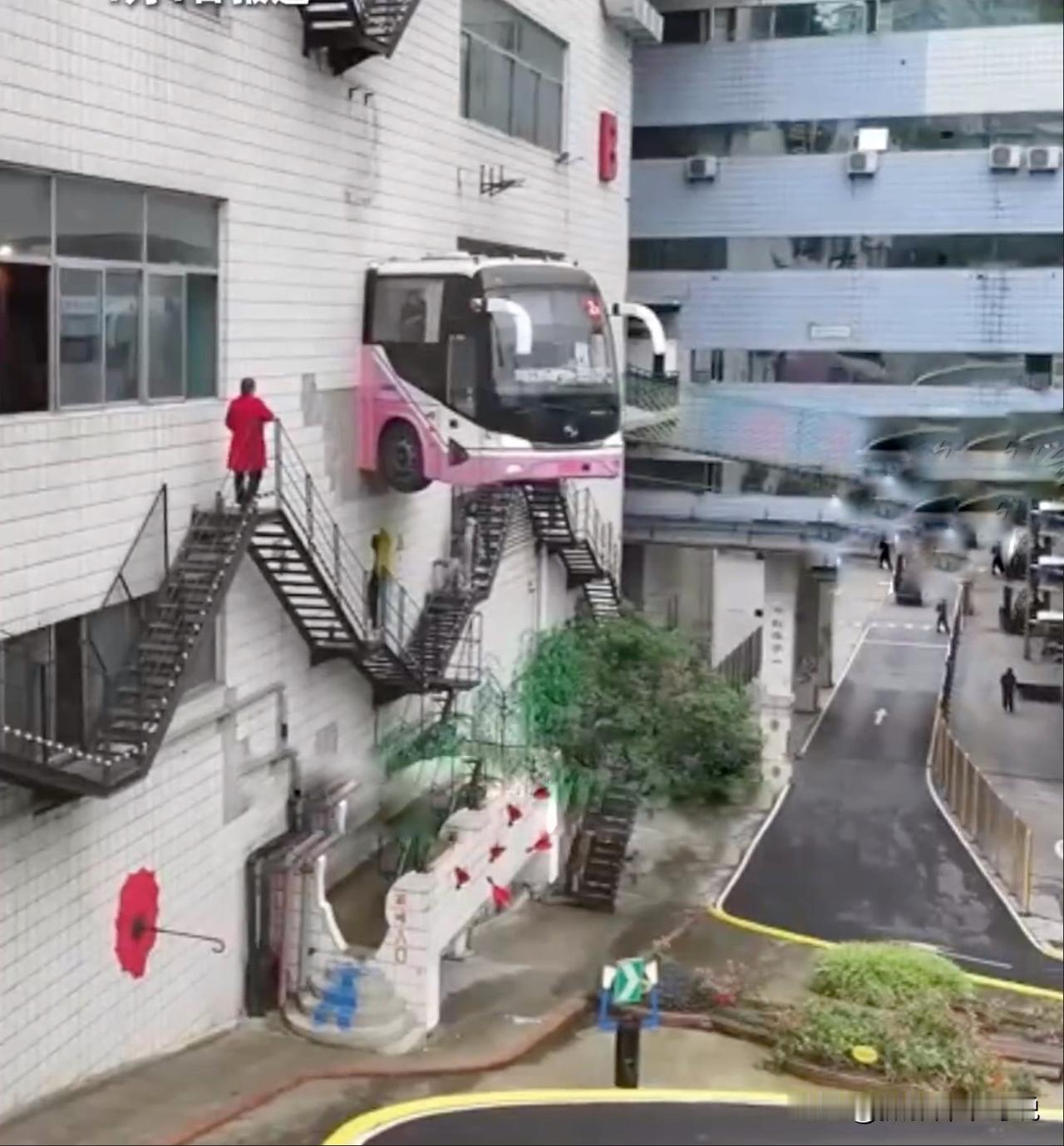 论网红打卡点的创意，重庆是厉害的，还别不服气，你想过真的把二路汽车搬上八楼吗（歌