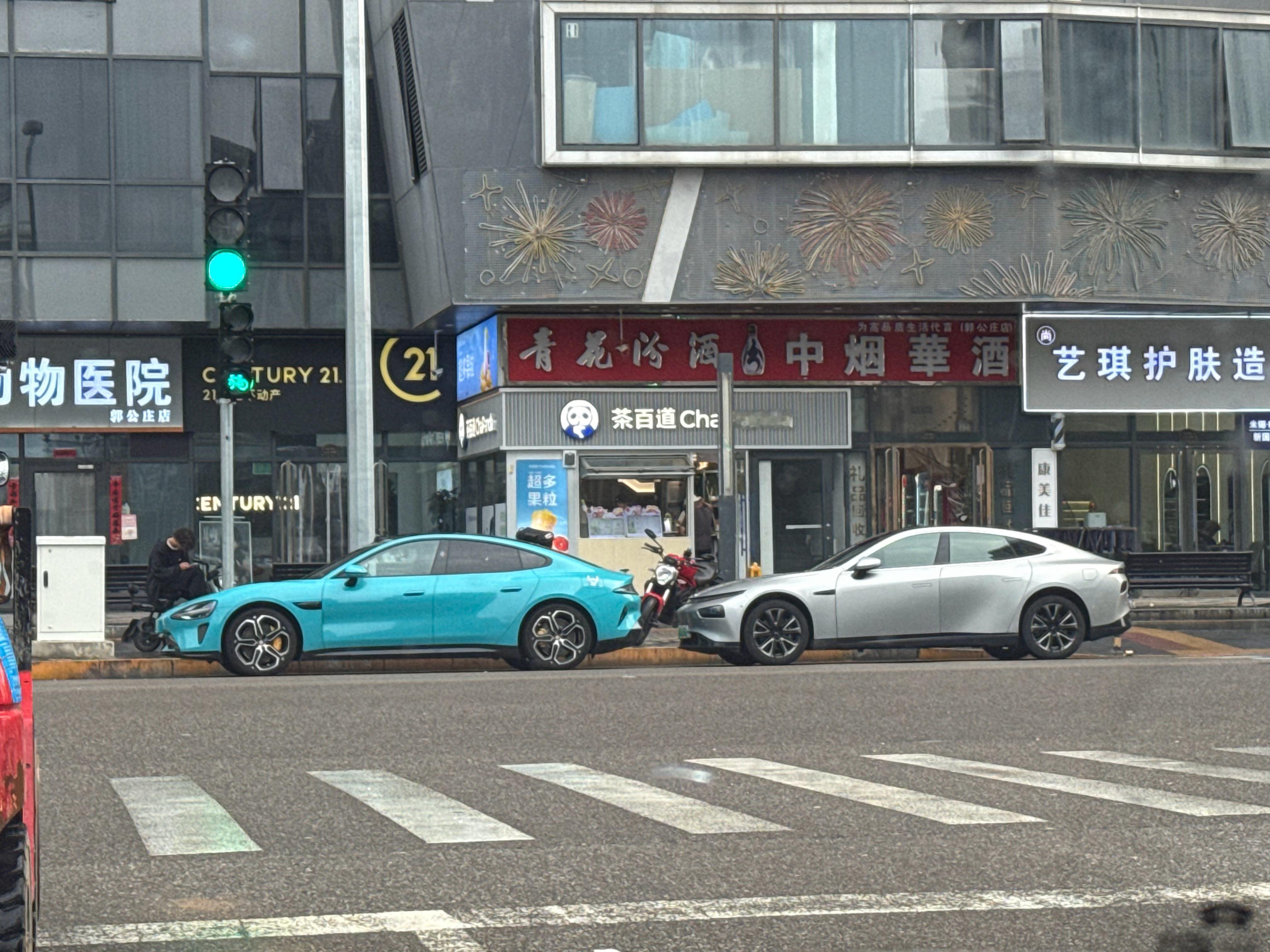 难得见到小米SU7和小鹏P7停在一起……这俩车的侧面线条都好漂亮，很相似