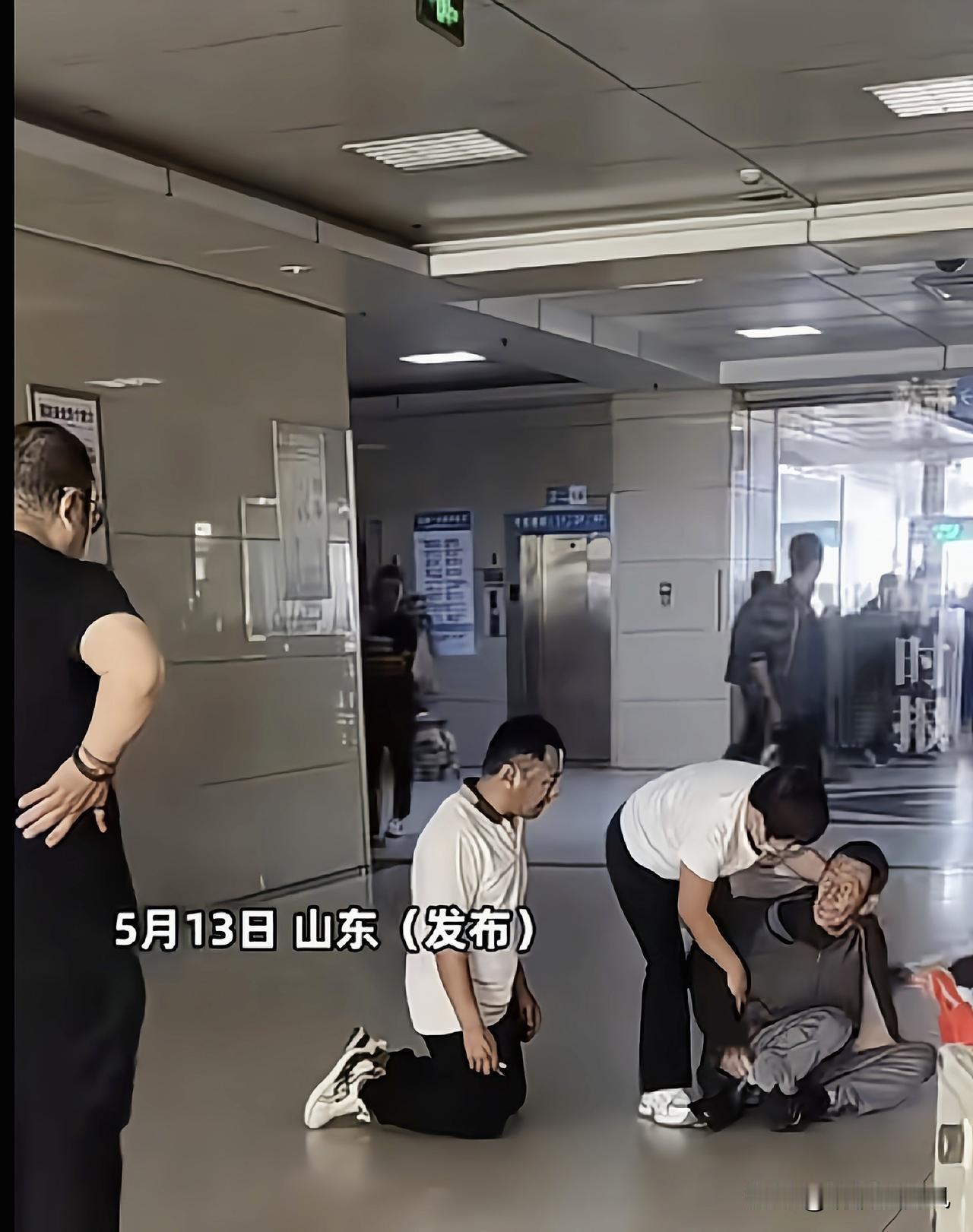 好儿子，好父亲！5月13日，山东，网友拍摄医院内心酸一幕，儿子带得重病的父亲到医