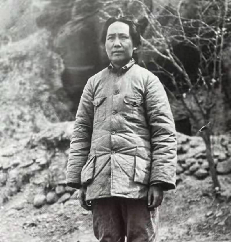毛主席在抗战时期给日本人精心挖了三个天坑，日本人一个接一个跳进去，他们到底是怎么