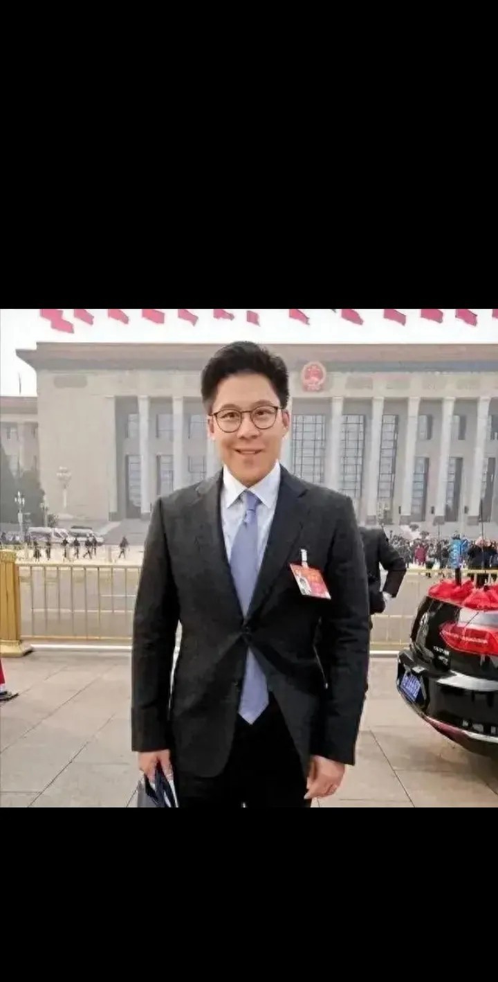 霍启刚可能是未来港首了。他是霍英东的长孙，霍震霆的儿子。以前他也爱玩