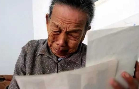 1945年，中国夫妇收养了一名4岁的日本弃婴，顶着辱骂，将其抚养长大，40年后弃