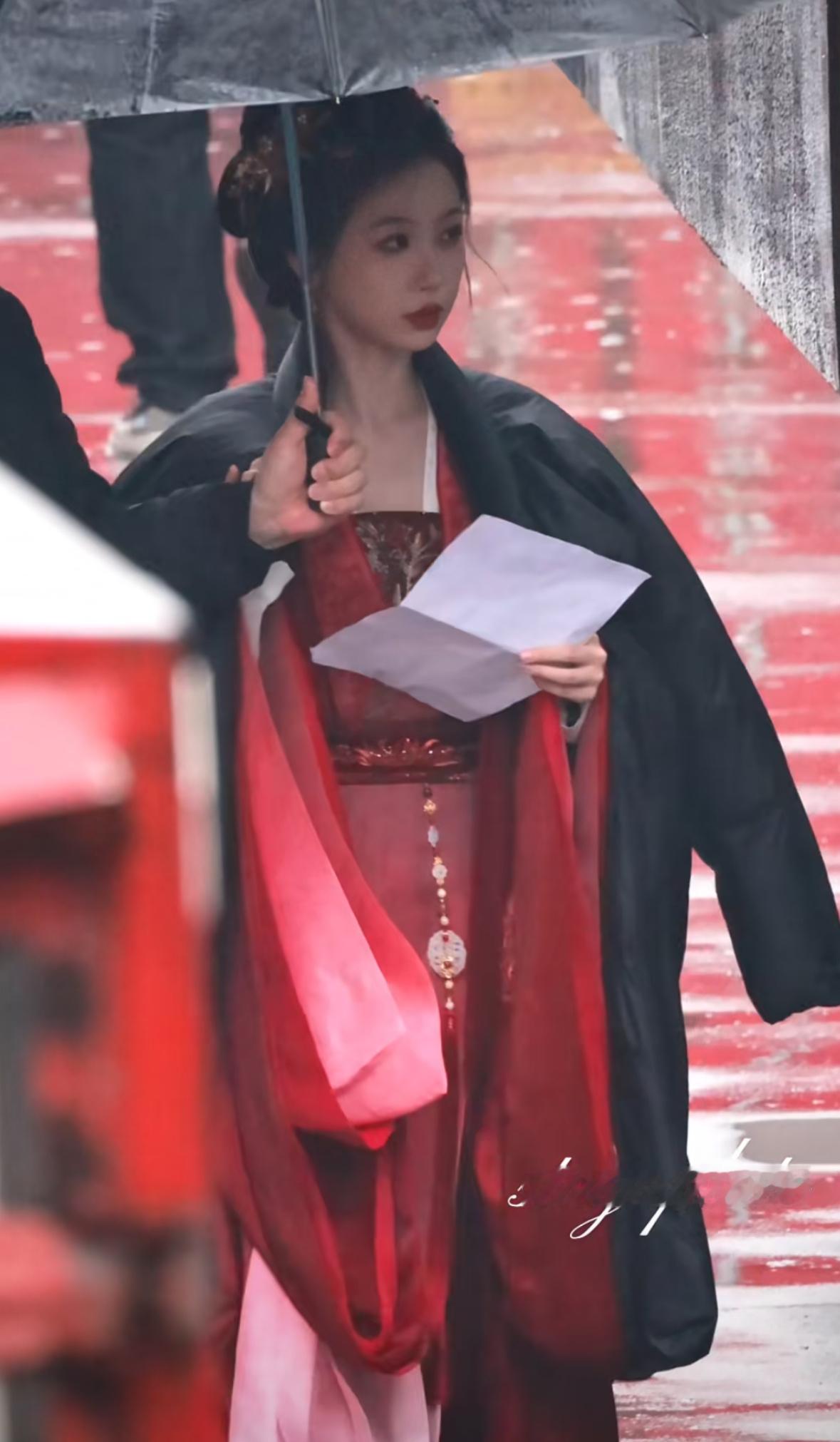 她身着红裳，便是此间绝色。