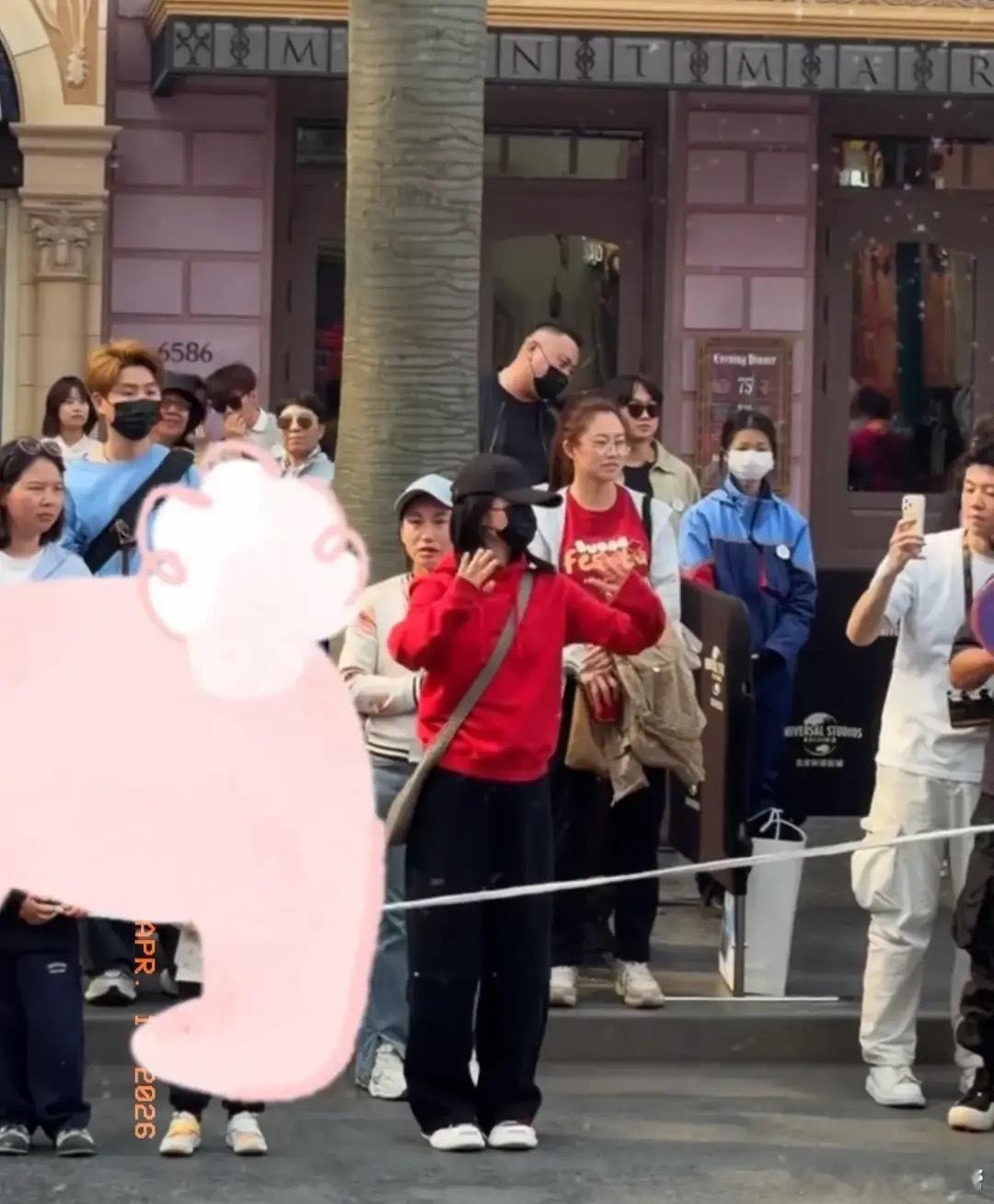 谢娜带娃逛环球影城被偶遇，在活动现场跳舞，活力四射！