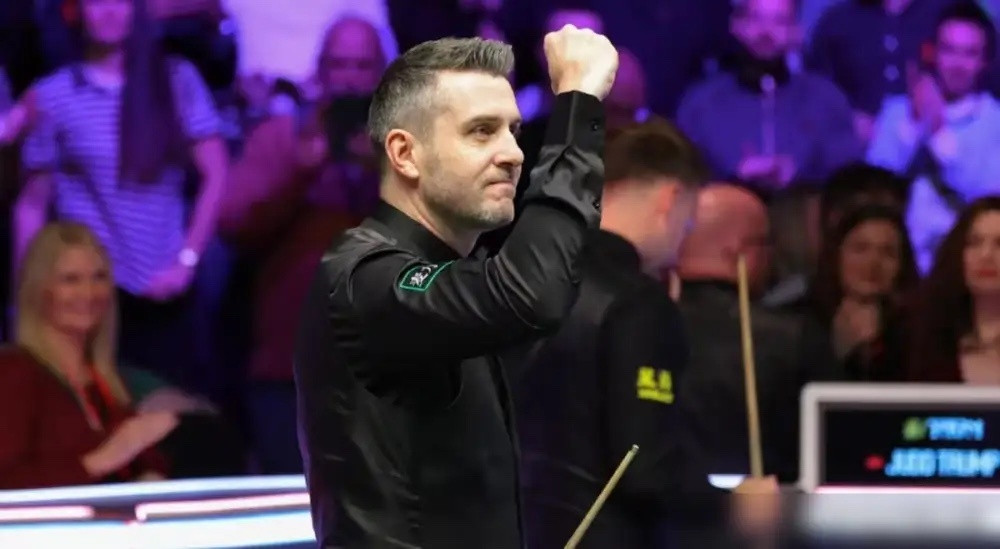 奥沙利文估计大牙都要笑掉了！英锦赛首轮爆冷输给周跃龙，明明是技不如人，竟然硬生