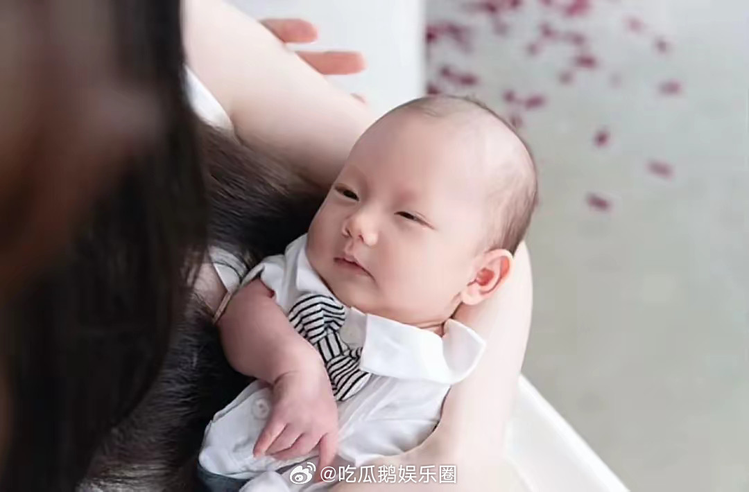 张檬儿子满月宴，夫妻俩豪气送大金锁金碗，张檬坐月子越坐越美了！！！​​​