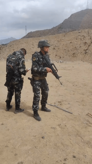 这是武警特战队的快速射击转换武器训练。士兵必须要在最短的时间内，完成步枪与手枪