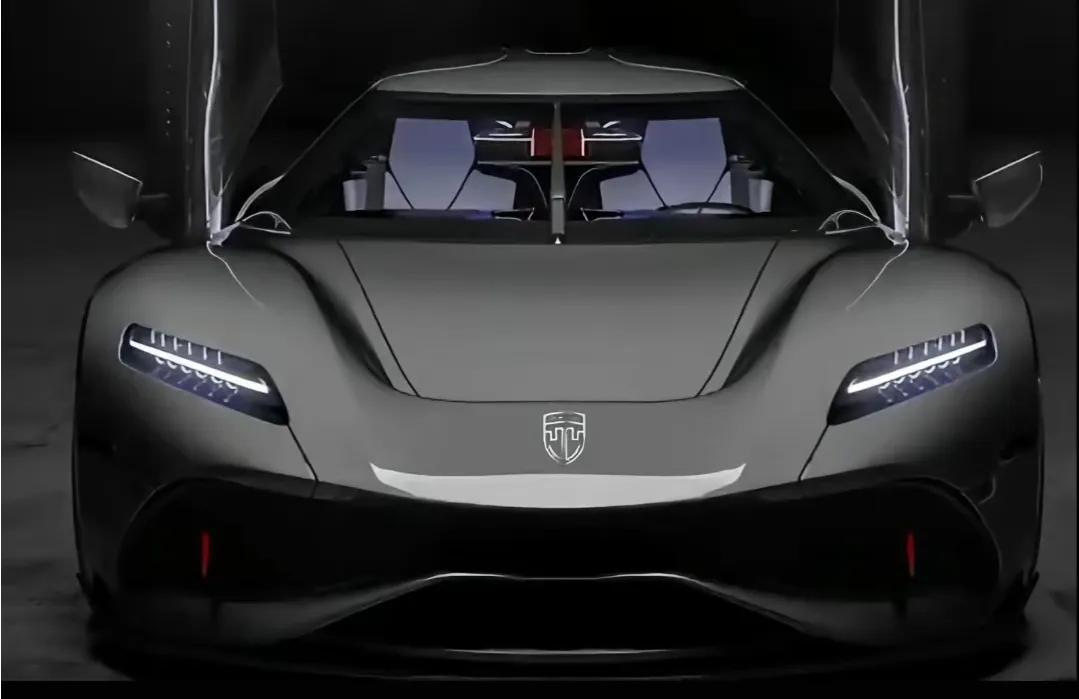 长城超跑首次亮相，这阵仗可不小。此前就有风声，从魏建军晒的合影能看到它低趴的轮廓