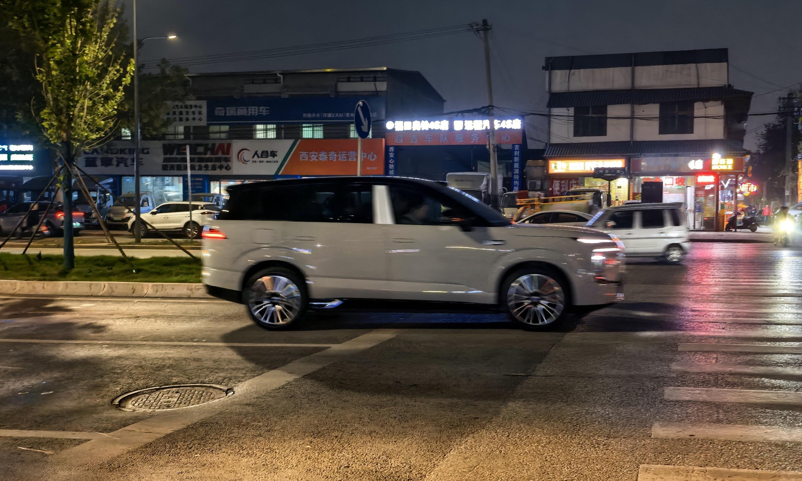 发现一辆腾势N8L，这车外观很有型，挺好看的，尾灯非常显眼，夜晚很有辨识度。