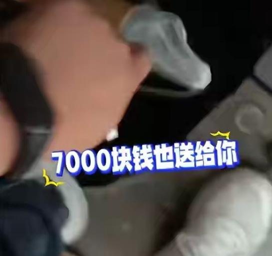 “天地良心！”6月10日智慧生活报报道，上海，男子上门给一老人开锁，开完，老人塞