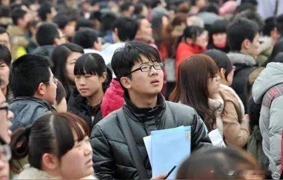 这个问题不难，很简单，你重点记住几句话就行了。第一句话，看学校的档次，这个还