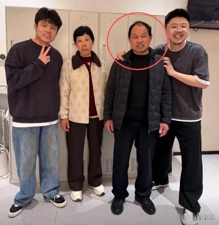 真替徐志胜庆幸！娱乐圈的假友情，被这仨人狠狠打脸了徐志胜爸妈来上海体检，