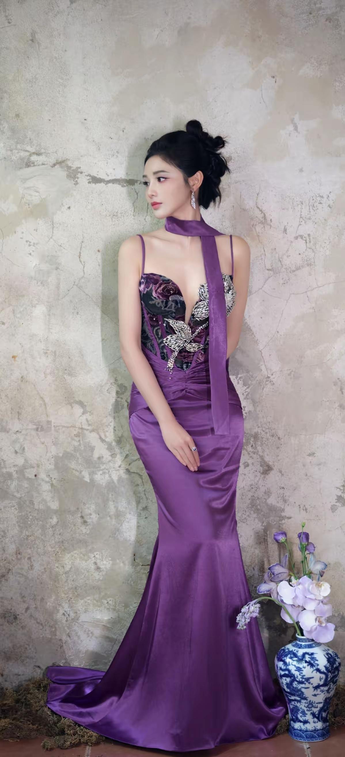 美女壁纸～彭小苒，一袭深紫缎面鱼尾长裙，将身姿勾勒得优雅曼妙。吊带设计搭配精致刺