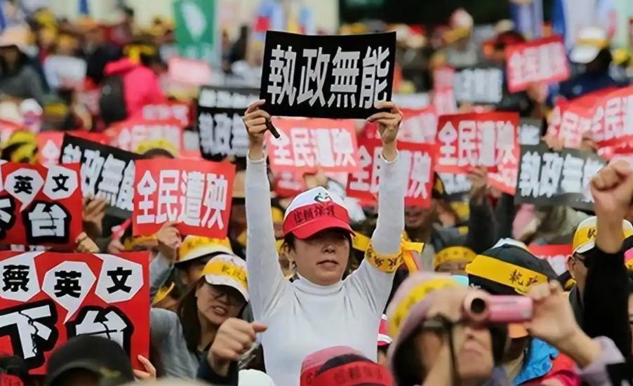 大罢免结束，岛内3大党派为何都不敢提大陆？美军早已是火烧眉毛...... 大