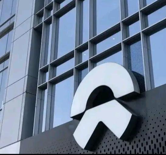 为啥蔚来亏了1000亿没倒闭，哪吒亏了100亿却倒闭了？蔚来自起步便锚定高