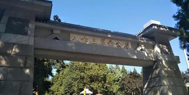 1950年的一纸征用令，让一座供奉了几百年香火的古寺成了革命公墓的奠基地。寺里那