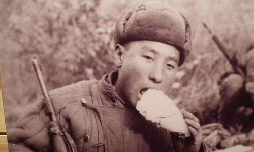 抗美援朝第一次战役结束后，志愿军缴获了大量战利品，包括一批肉罐头。其中，他们在美