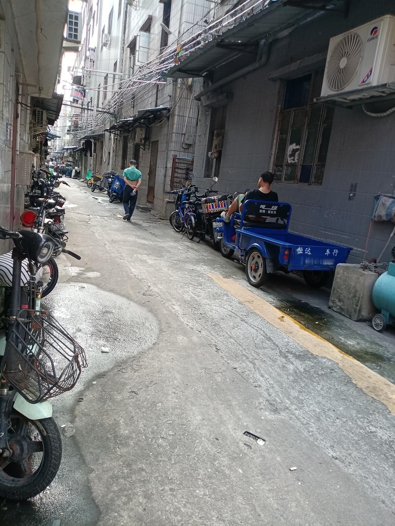 广州海珠区瑞宝村部分巷子非常的宽广，可以进小货车，搬家和进出非常的方便快捷。