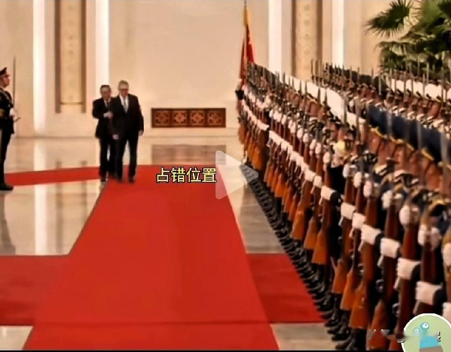 英国首相斯塔默访华，在检阅仪仗队时站错了位置，略显紧张和拘谨，或许是对已经崛起的
