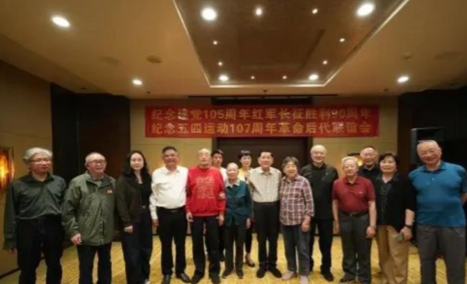 “四野后代”搞聚会，规模一年比一年大，豪华酒店里红毯铺了数十米，上百位穿戴讲究的