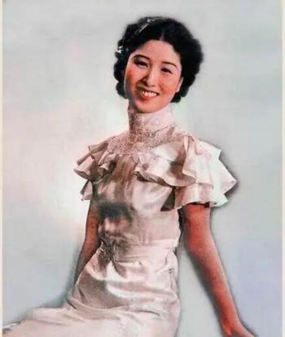 1940年深夜，民国大美女郑苹如，被秘密押到小树林执行枪决。特务觉得她美，犹豫半