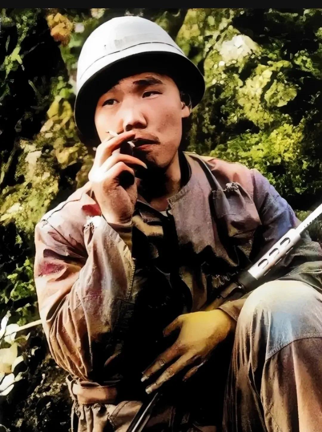 1987年1月5日，在老山前线，一位烈士在牺牲前留下了他生命的最后一张照片。