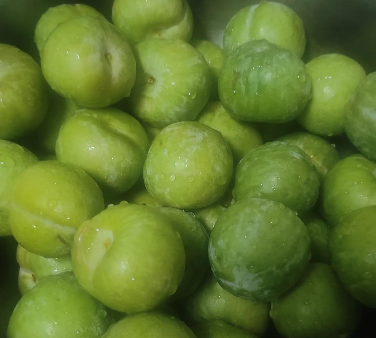 我只想去买时令蔬菜的，压根没想买李子，可老板太热情了，最后，买了5斤李子，是真的