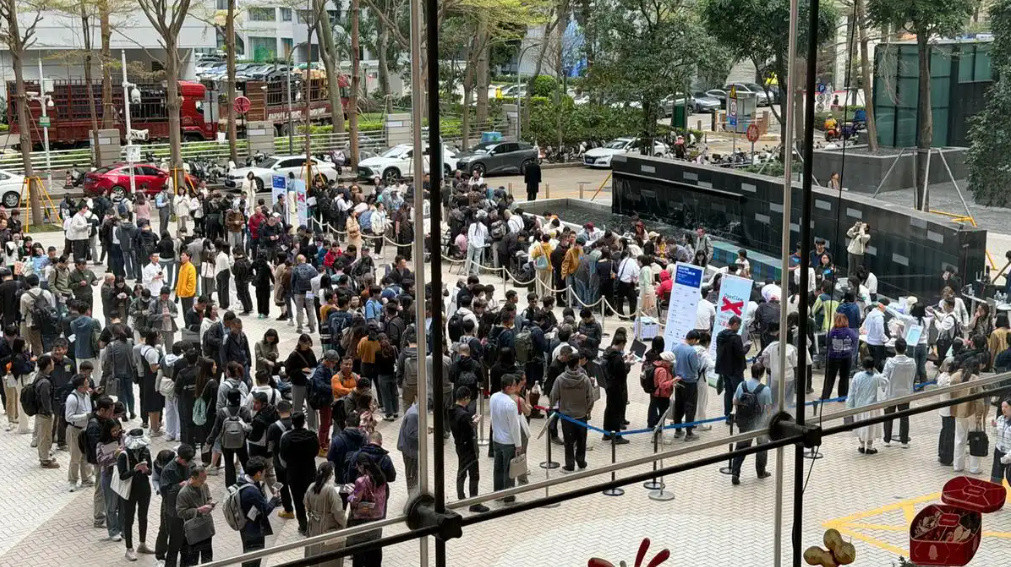 腾讯员工排队装龙虾大厂牛马装龙虾，最希望帮自己写周报、月报吧。那必须装在自己工