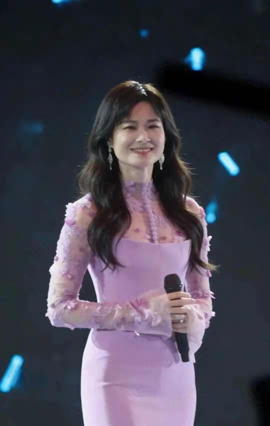 网友给李宇春P上了长发，比短发好看多了，温婉可人，更有女人味。