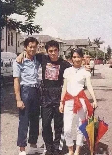 这张照片拍摄于27年前，能认出来三人的，估计都儿女绕膝了吧。​​​