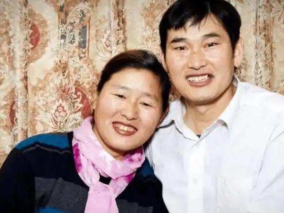 朱之文调侃老婆没文化，句句说错却藏着爱意。“大衣哥”朱之文因《星光大道》成名