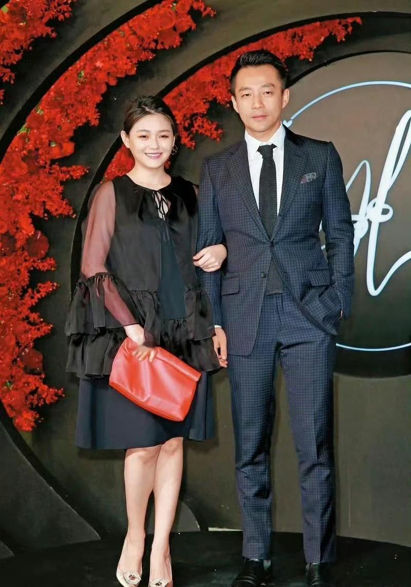 汪小菲三度当爹的新闻底下，刷屏的全是大S前任。这画面太有嚼头了。他这边和未婚