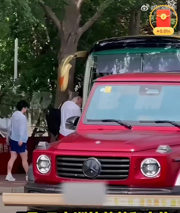 截止目前，国乒主力还没有出发美国拉斯维加斯呢，看，这是今天出发训练的王楚钦、孙