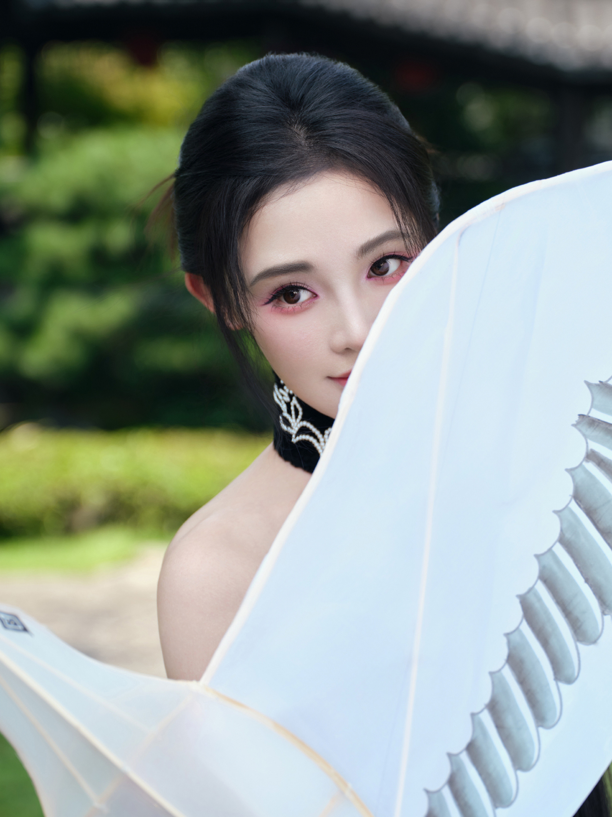 彭小苒秋日大片，明艳黑色长裙，满园绿意秋波扇动，湖光潋滟，悦目佳人​​​