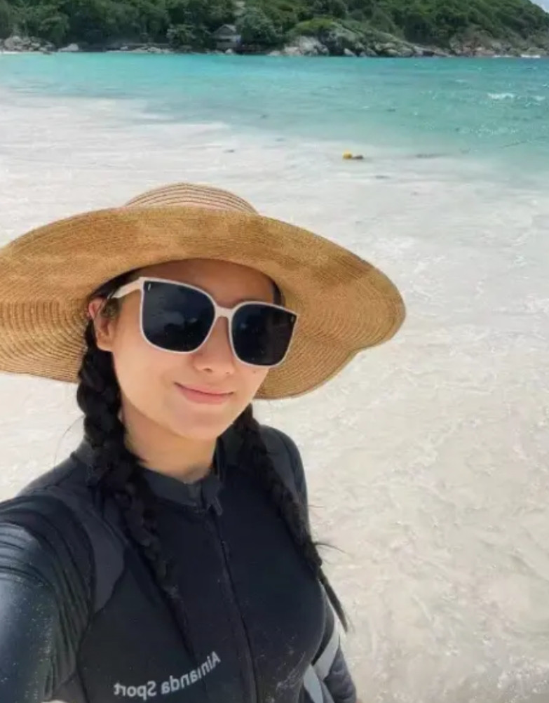 在海南被咬死的女孩在新加坡从事幼师的工作。东北人，很优秀，去年才在新加坡找到工作