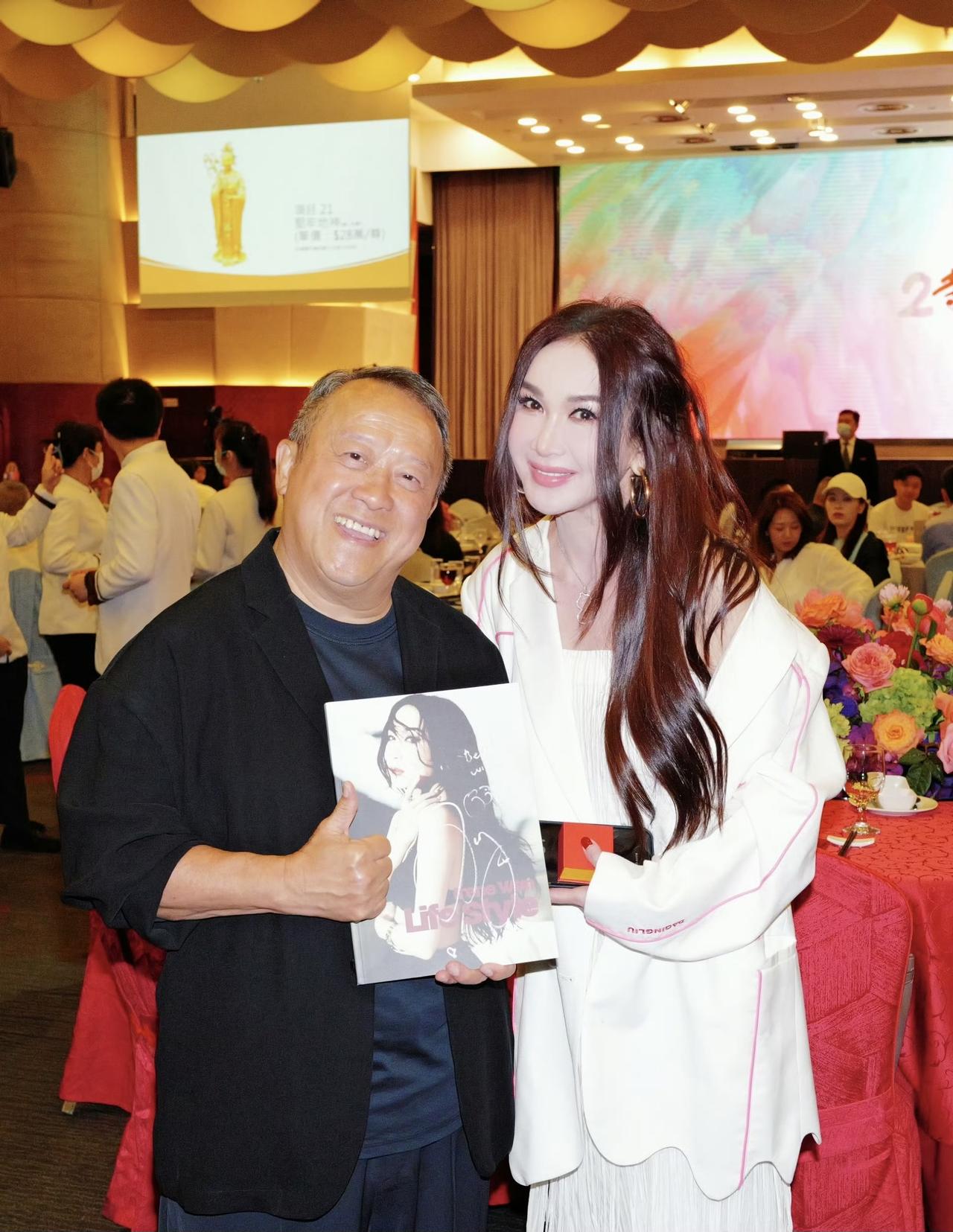 4月13日，温碧霞晒曾志伟庆生派对，她现场与曾志伟、邱淑贞、张耀扬合影。曾志