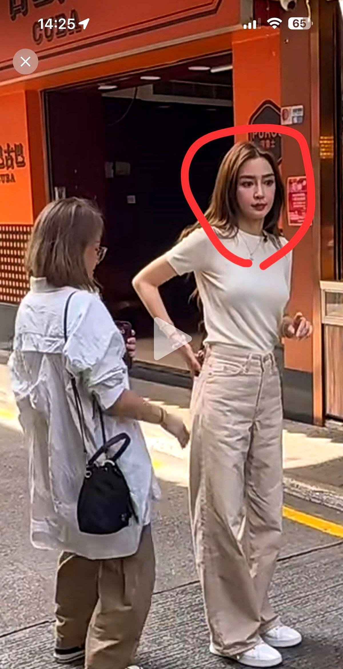 炸裂！Baby离婚3年从顶流跌成地摊咖？baby快四十岁了被拍到去澳门地摊店