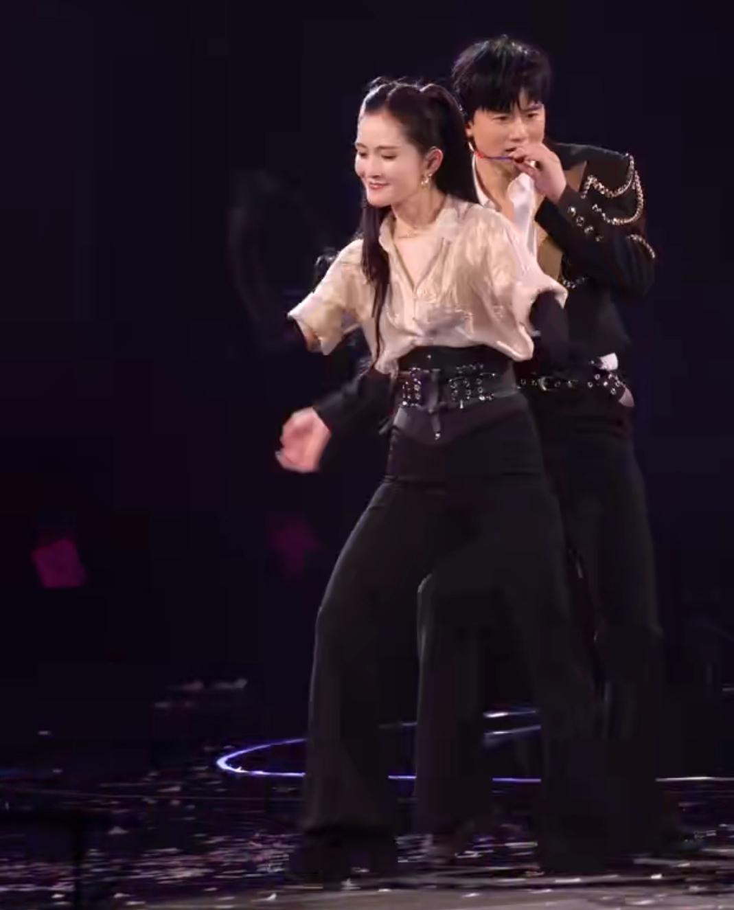 这两天全是嘲讽谢娜身材的吐槽，她都生三个了吧，有小肚子再正常不过了，这个身