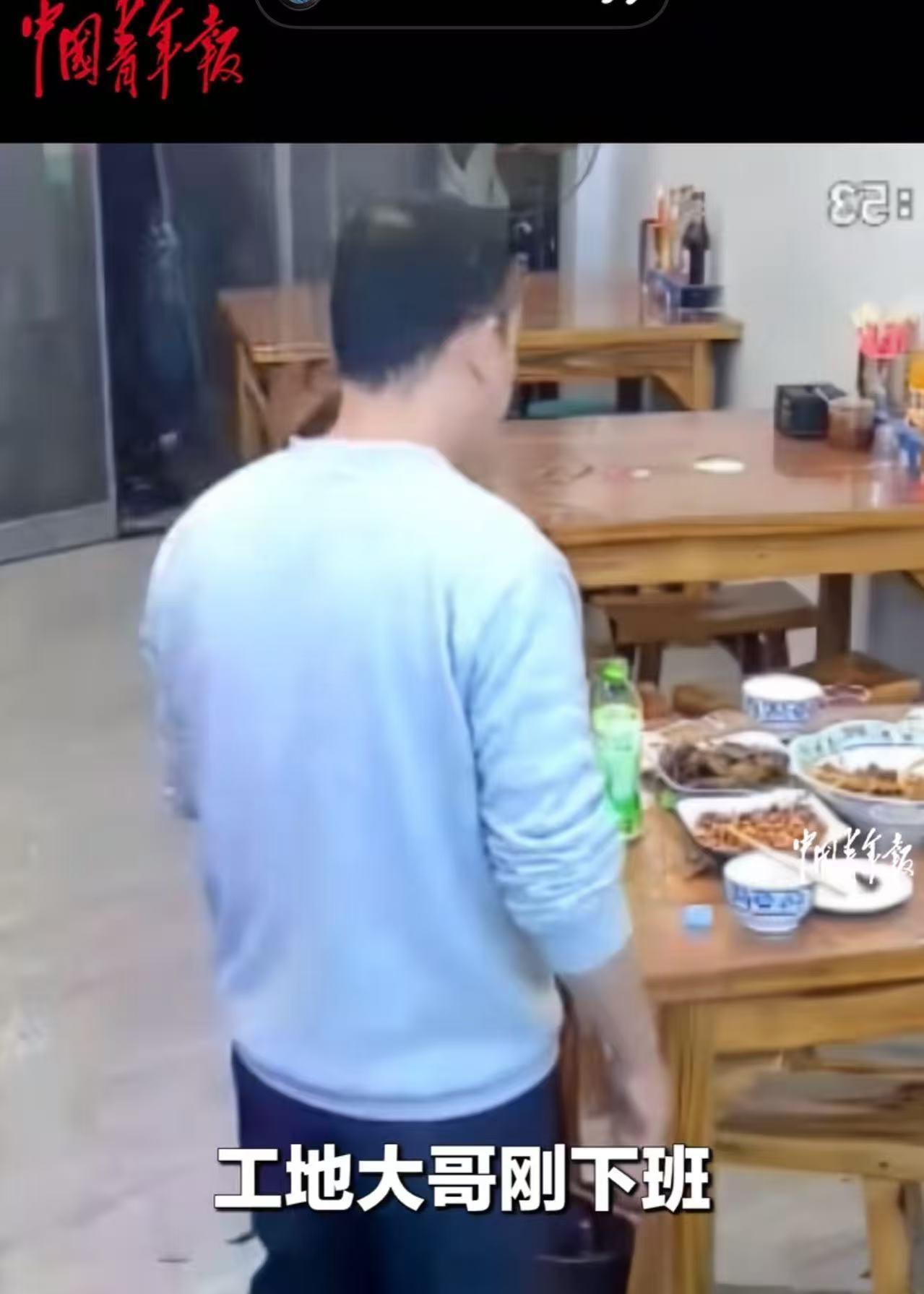 太感人了！河南周口，餐馆里一桌客人吃完离开，剩下两盘没怎么吃的肉菜。老板看着隔壁
