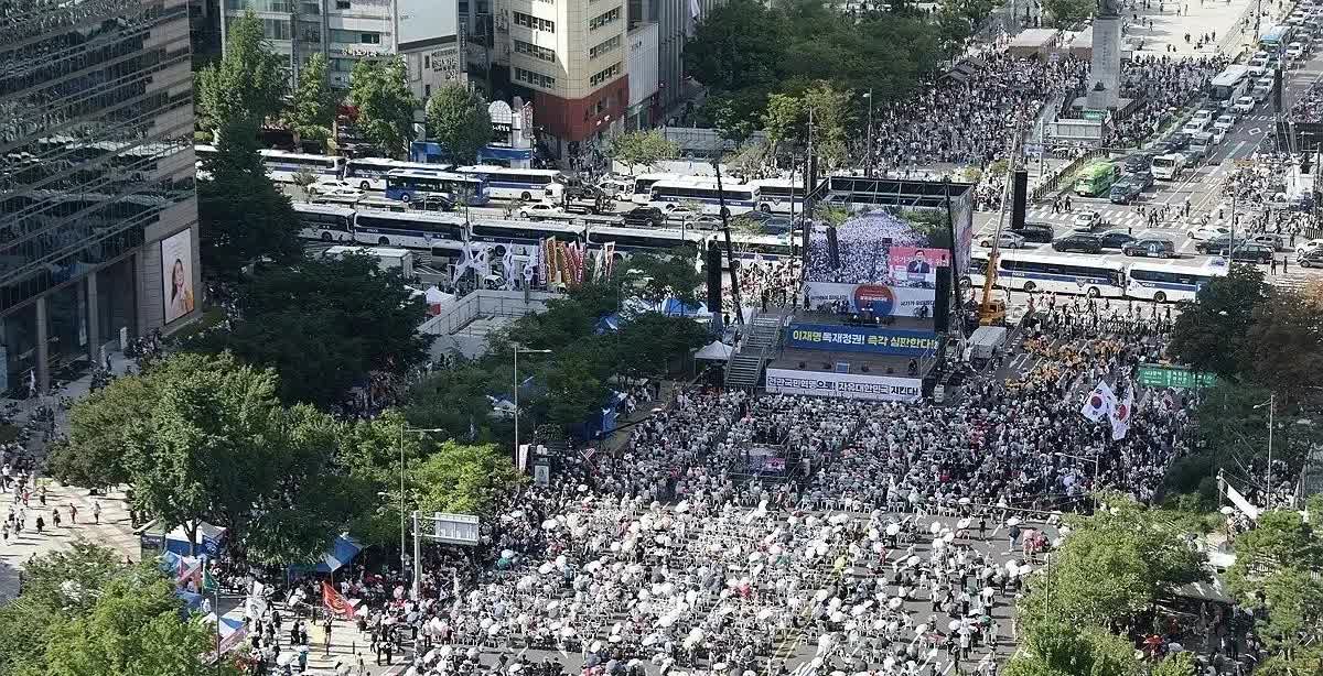 8月16日，韩国极右牧师全光勋在首尔策划了一场规模更大的挺前总统尹锡悦集会，现场